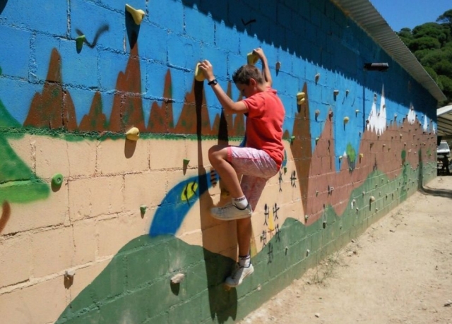 Escalando la pared decorada
